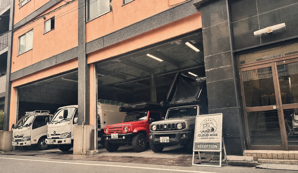 CLOUD NINE CAMPING JAPAN 店舗入口（受付・車両の引き渡し場所）